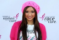 Brenda Song: Mama je prestala raka na dojkah