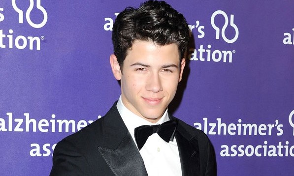 FOTO: Nick Jonas je v elegantni obleki in z metuljčkom tako očarljiv