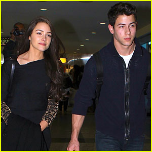 FOTO: Nick Jonas po dolgem času spet ujet s punco!