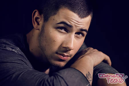 LAŽE! Nick Jonas je povedal naglas!
