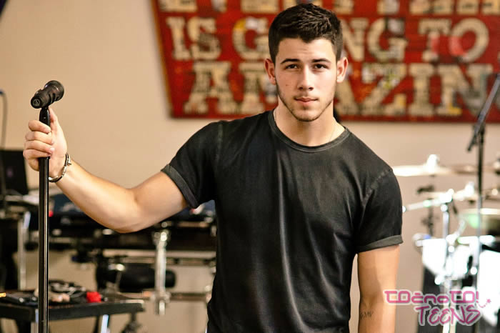Nick Jonas fantom svetuje, kaj naj puncam kupijo za božične praznike!
