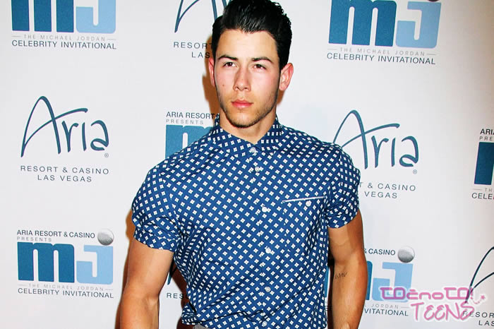 SPORNO? Nick Jonas uči, kako se pravilno prijeti za mednožje!