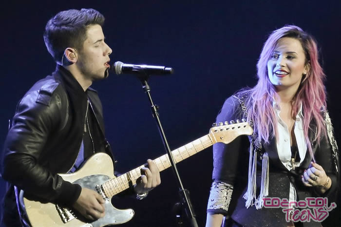 NORO! Demi in Nick spet skupaj!