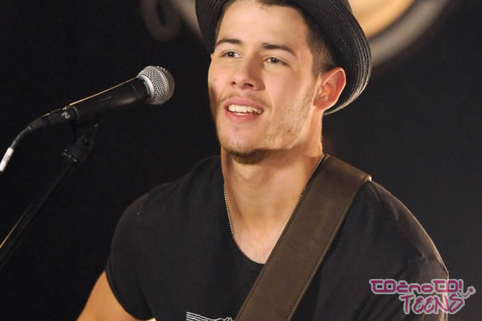LJUBOSUMEN! Na koga je ljubosumen Nick Jonas?!