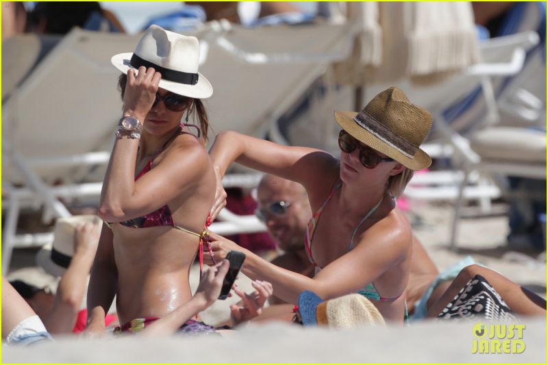 Foto: Nina Dobrev: Z Juliannne Hough na plaži!