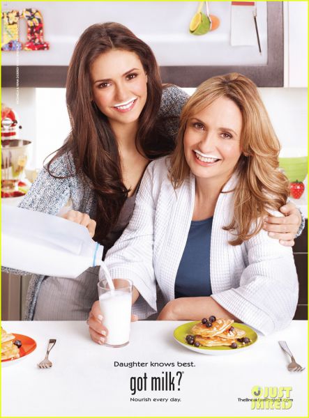 Nina Dobrev: V novi reklami kar skupaj s svojo mamo!