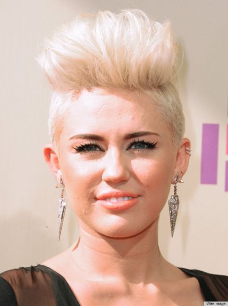 Vroče! Miley Cyrus: Cher jo je skritizirala do golega!