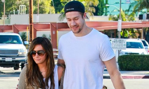 Ashley Tisdale: Prvi skupni zahvalni dan s fantom!