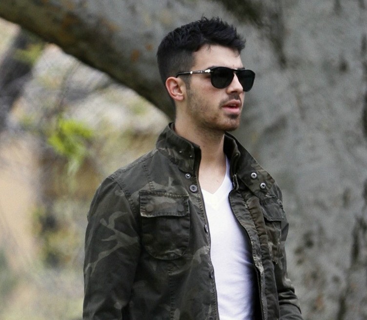 VROČE: Joe Jonas: Takoj po razhodu z Ashley Greene je na Twitterju spet začel slediti Taylor Swift!