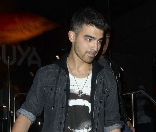 Joe Jonas: Kmalu bo moč slišati njegov prvi singel, pesem že ima izbrano!