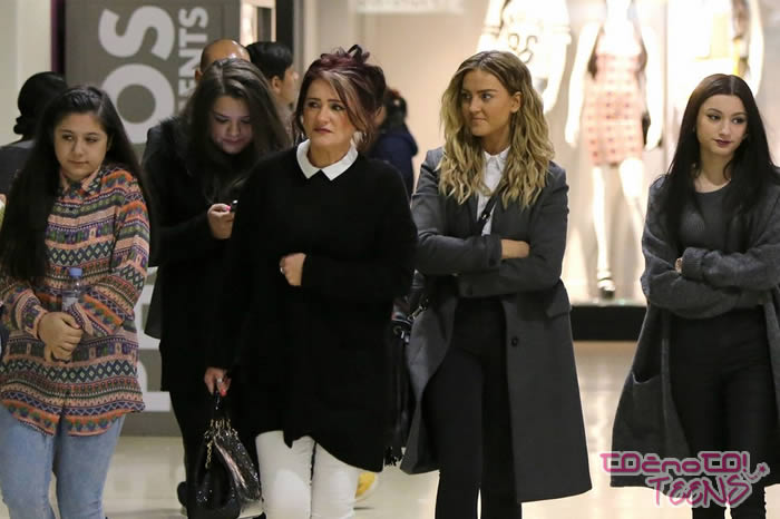 FOTO! Perrie odšla nakupovati z Zaynovo materjo in sestrami!
