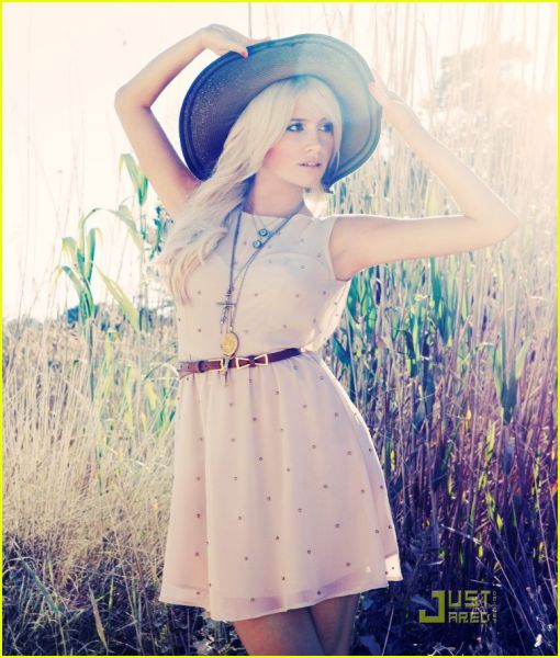 FOTO: Oglej si obleke iz modne kolekcije Pixie Lott!