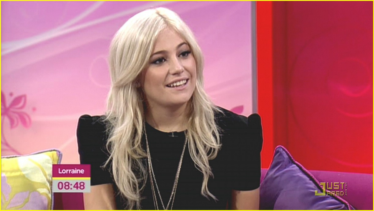 Pixie Lott: Kot punčka se naokrog sprehaja z medvedkom!