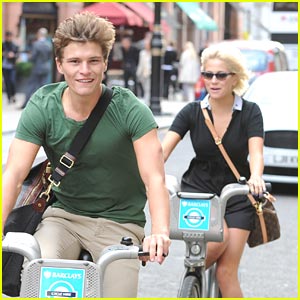 Foto: Pixie Lott: S fantom na kolo za zdravo telo!