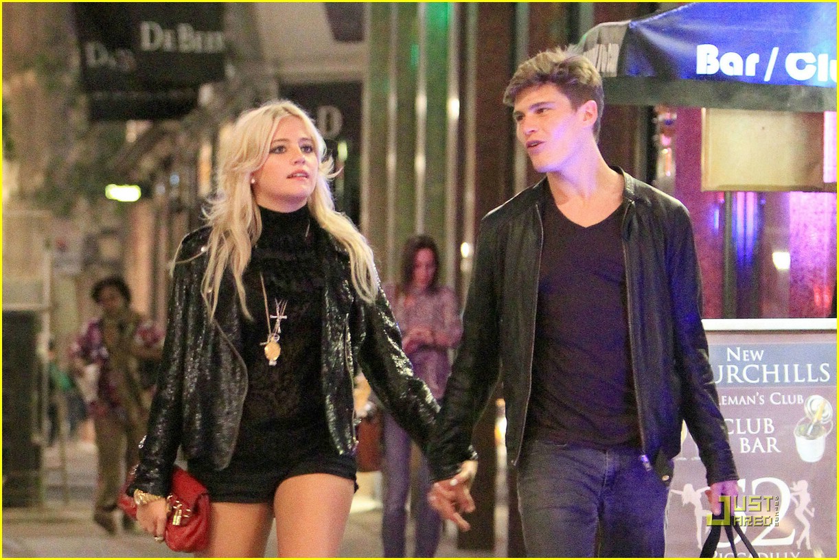 Pixie Lott: Z roko v roki na sprehod s fantom!