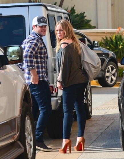 Šok! Visoko noseča Hilary Duff še kar naprej nosi vrtoglavo visoke pete!