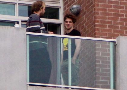 FOTO: Robert Pattinson: Na balkonu ujet z Bearom in prijatelji!
