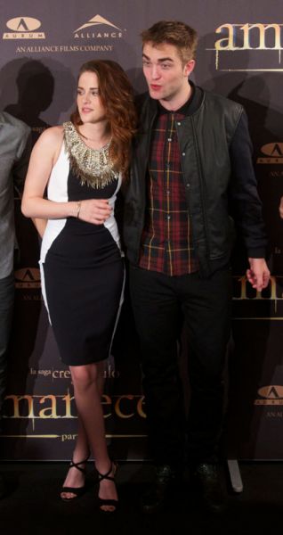 Vroče! Rob Pattinson: Kristen Stewart je prepovedal, da bi ga obiskala v Avstraliji?!