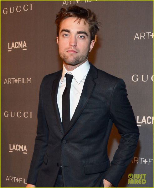 Rob Pattinson: Prizemljen ostaja zaradi prijateljev!
