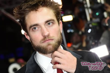 VROČE! Robert Pattinson tokrat s kraljico v puščavi!
