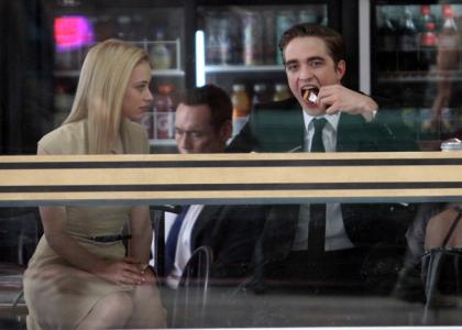 FOTO: Robert Pattinson: Oglej si ga na snemanju filma Cosmopolis!