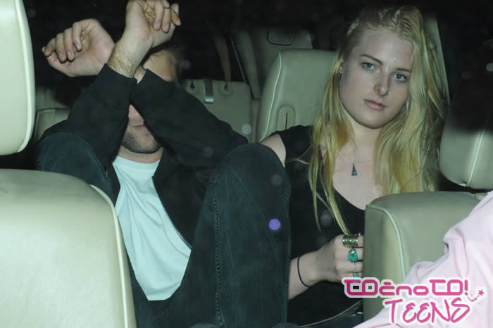 Robert Pattinson, kdo je ta blondinka, ki te spremlja?