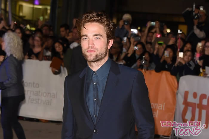 VIDEO: Zato je Robert Pattinson izredno ponosen na sestro Lizzy!