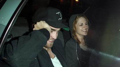 FOTO: Robsten: Tokrat skupaj nasmejana ujeta v taksiju!