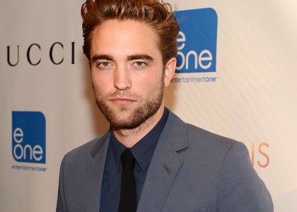 Rob Pattinson: Poglej, koga hoče zadaviti!
