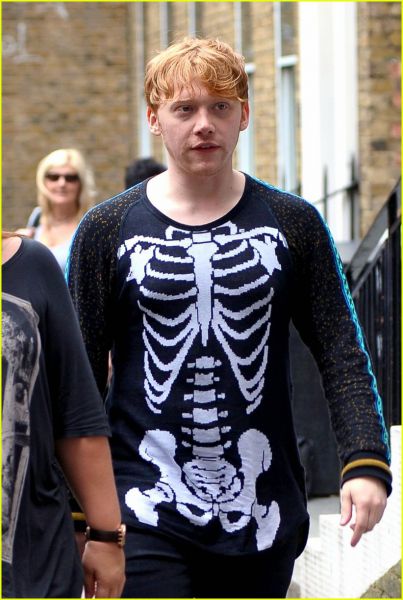 FOTO: Rupert Grint z okostnjakom na sebi