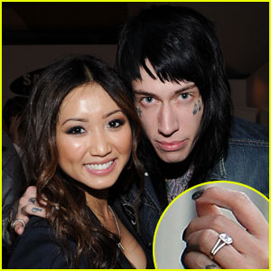 Vroče! Brenda Song in brat Miley Cyrus sta zaročena!