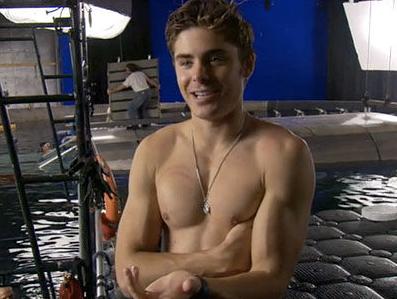 VIDEO: Zac Efron brez majice!