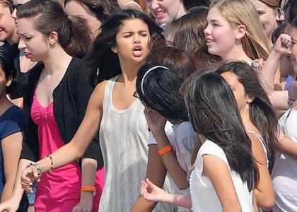 FOTO: Selena Gomez: Nov videospot snemala med množico oboževalcev!