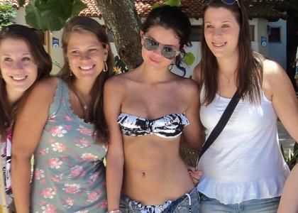 Foto: Selena Gomez: V Braziliji med sončenjem razkrila popolno postavo!
