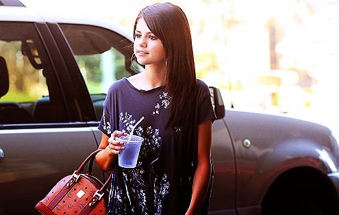 Selena Gomez: Prvo plačo je namenila za odplačevanje dolgov!
