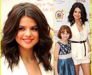 Selena čudovita v belem na premieri svojega novega filma!