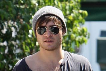 VROČE: Ed Westwick: Oblekel si je majico z dekoltejem in pokazal poraščene prsi