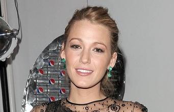 FOTO: Blake Lively: Bo s prozorno oblekico pomagala prodati več dietnih kokakol?