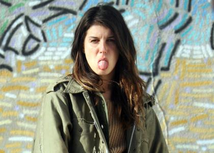 FOTO: Strastno objemanje Corbina Bleuja in Shenae Grimes na snemanju