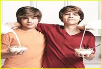 Dylan in Cole Sprouse: Pridružila sta se številnim, ki oglašujejo mleko