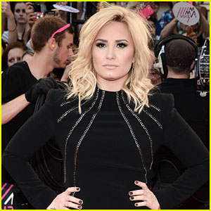Demi Lovato: Ob očetovi smrti je od številnih slavnih prejela podporo!