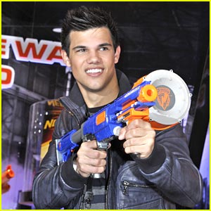 Taylor Lautner: Režiserji se tepejo zanj