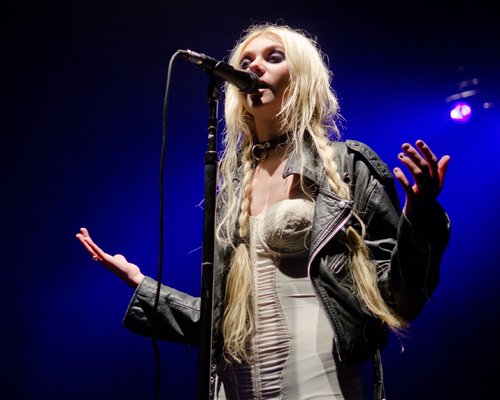 Taylor Momsen: Pri svojih provokativnih oblekah je zamenjala le barvo!