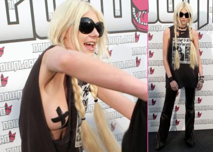 FOTO: Taylor Momsen je pokazala celo dojko!