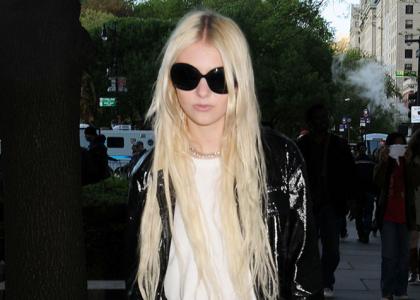 FOTO: Taylor Momsen hodila po ulici in kadila vsem na očem!