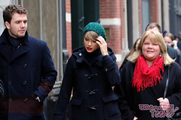PRESNEČENJE! Taylor Swift za božič dobila pištolo!
