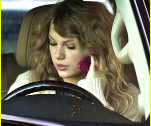 FOTO: Taylor Swift se ne ozira na varnost: Med vožnjo telefonira!