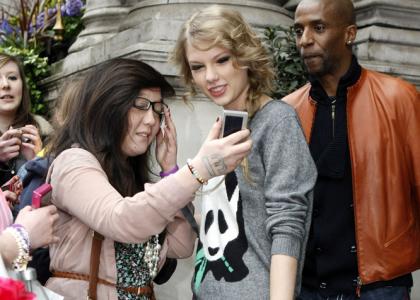 FOTO: Taylor Swift: Za London si je oblekla svoj slaven pulover s pando