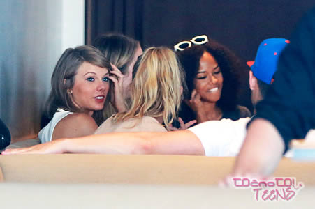 VROČE! Joe odšel na zmenek z Gigi Hadid in Taylor Swift!