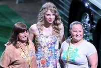 Taylor Swift: 13 ur je preživela z oboževalci